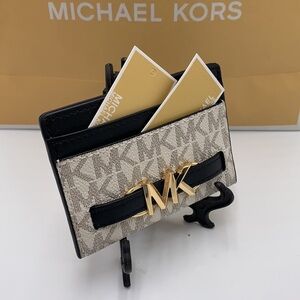 MICHAEL KORS
Reed Large Card Holder
Case Wallet
COLOR: VANILLA BLACK SIG…